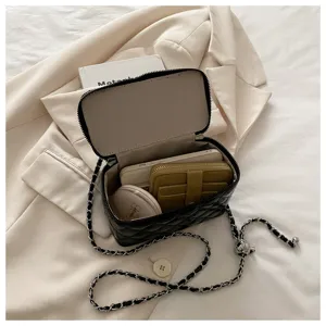 Elegante borsa a scatola in pelle trapuntata nera con tracolla a catena e interno