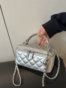 Elegante borsa a scatola trapuntata argento con comoda tracolla a catena e manico