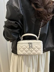Elegante borsa vanity box trapuntata bianca con motivo a rombi e tracolla a catena.