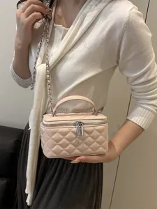 Elegante borsa vanity box trapuntata in pelle rosa chiaro con tracolla a catena.