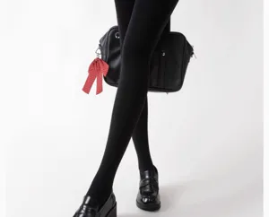 Gros plan de collants noirs mats opaques doublés de polaire portés avec des mocassins