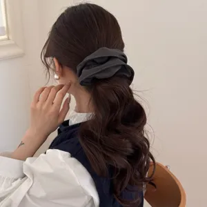 Elegante coletero scrunchie de tela gris oscuro para peinados de coleta baja sin esfuerzo