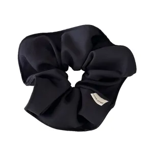 Coletero negro grande plisado con etiqueta hecha a mano para peinados de coleta elegantes