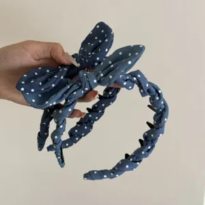 Detalle de la diadema azul de lunares con lazo de orejas de conejo y dientes antideslizantes