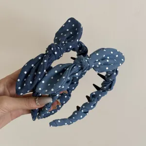 Detalle de diademas azules de lunares con dientes antideslizantes y lazo.