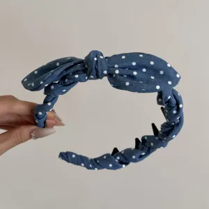 Primer plano de diadema retro con lunares, lazo de orejas de conejo y dientes antideslizantes