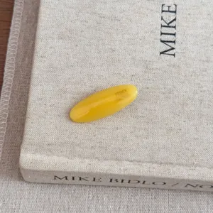 Détail d'une pince à cheveux ovale en acétate jaune avec gravure FRANCE Handmade stylée