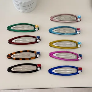 Vue détaillée des barrettes en résine colorée avec perles et zircons brillants de mode