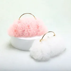 Eleganti borse da sera in rete arricciata rosa e bianca con manici tondi dorati.