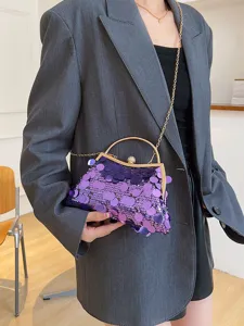 Exquisites Detail der lila Pailletten-Abendhandtasche mit Goldrahmen und Kette