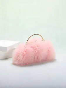 Vista dettagliata della borsa da sera in tulle rosa con elegante manico in metallo
