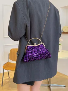 Elegante lila Pailletten-Clutch in Muschelform mit goldenem Griff für Abendveranstaltungen