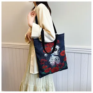Schwarze Canvas Tragetasche mit gotischem Totenkopf und roten Rosen stylische Schultertasche