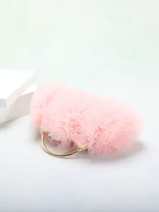Vista dettagliata della romantica pochette da sera in tulle rosa con elegante manico d'oro