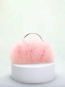 Vista dettagliata di questa borsa da sera plissettata in rete rosa con manico dorato