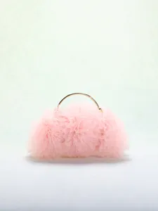 Dettaglio di una romantica borsa da sera in tulle rosa con manico dorato elegante