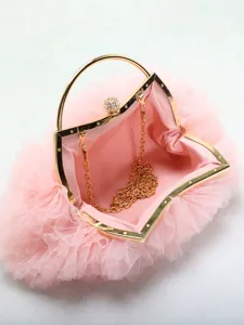 Vista dettagliata di una pochette da sera in tulle rosa con manico oro e catena interna