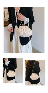Détails du sac à main en dentelle florale blanche avec poignée en perles et chaîne.