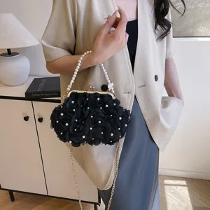 Vue détaillée d'un sac à main floral noir orné de perles avec une chaîne dorée