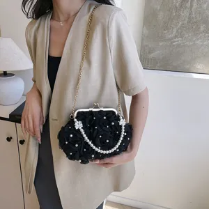 Sac de soirée noir élégant avec roses en tissu 3D et chaîne décorative en perles