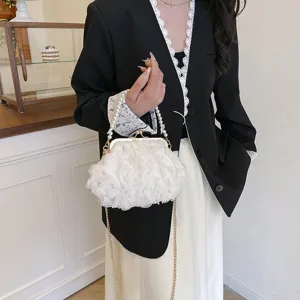 Élégant sac pochette à fleurs blanches avec anse en perles et chaîne dorée sur modèle