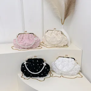 Vue détaillée de sacs sous les bras en perles florales multicolores sur présentoir.