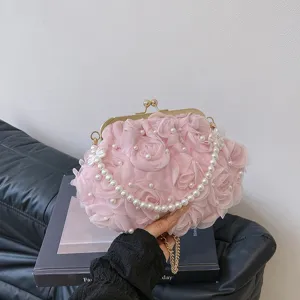 Pochette de soirée rose élégante avec pétales de rose en tissu 3D et bandoulière perle