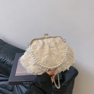 Pochette à fleurs crème élégante avec perles et bandoulière chaîne dorée