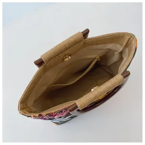 Vista dettagliata dell'interno spazioso con tasca a zip di questa elegante borsa in lino