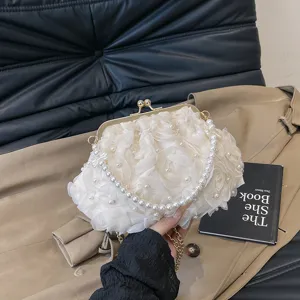 Vue détaillée du sac de soirée blanc à fleurs 3D avec poignée en perles et fermoir chic