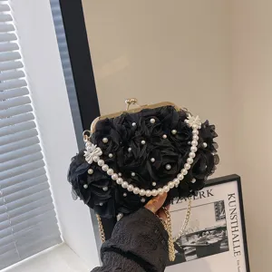 Vue détaillée du sac sous l'aisselle floral noir avec perles blanches élégantes