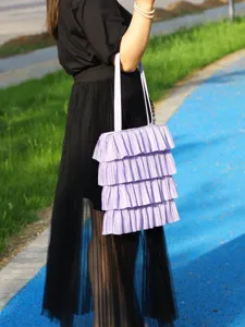 Detailansicht der lila Falten-Tote-Bag kombiniert mit schwarzem Plisseerock