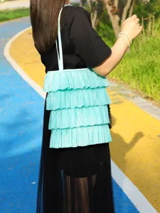 Detailansicht einer hellblauen gefalteten Einkaufstasche mit gestuftem Rockdesign.
