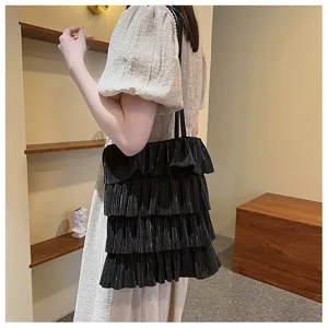 Elegante schwarze gerüschte Tragetasche mit mehrlagigem Tortenrock-Design am Modell
