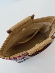 Vista interna della borsa in lino floreale con manici in legno e chiusura magnetica a scatto