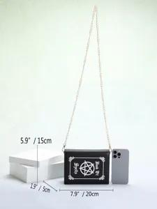Gedetailleerde maatspecificaties voor de creatieve zwarte Book of Spells crossbodytas met ketting