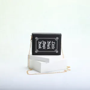 Unieke gothic crossbodytas in de vorm van een zwart toverboek met gouden ketting