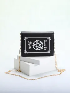 Detailweergave van de gotische Book of Spells crossbodytas met gouden ketting