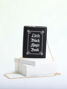Gedetailleerd overzicht van creatieve gothic Black Magic Book crossbody tas met gouden ketting
