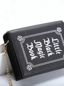 Detailopname van de zwarte crossbodytas in de vorm van een toverboek met gotische tekst