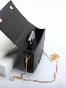Binnenzicht van zwarte boekvormige crossbodytas met gouden ketting en telefooncapaciteit