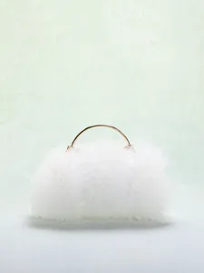 Dettaglio della pochette da sposa in tulle bianco con elegante manico in metallo oro.