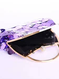 Detailansicht des Innenraums einer lila Pailletten-Abendtasche mit goldenem Rahmen