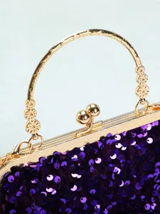Detailansicht einer eleganten lila Abendhandtasche mit Pailletten und Goldverschluss.