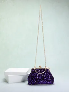 Elegante violette Pailletten-Clutch mit langer Goldkette vor einer mintgrünen Wand