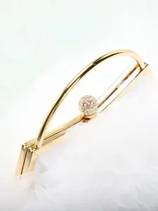 Dettaglio dell'elegante chiusura in strass su pochette da sposa in pizzo bianco plissettato