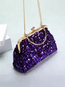 Detailansicht der glänzenden lila Pailletten und des goldenen Verschlusses dieser Abendtasche