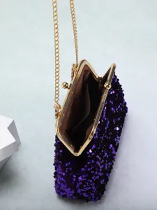 Detaillierte Innenansicht der lila Pailletten-Abendtasche mit goldener Metallkette