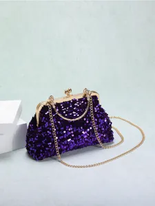 Detailansicht der lila Pailletten und des Goldverschlusses einer Luxus-Abendtasche