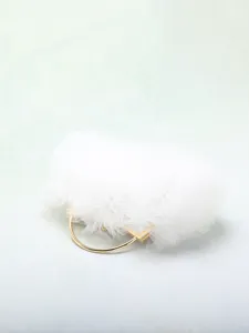 Primo piano della borsa da sposa in tulle bianco con elegante manico ad anello dorato